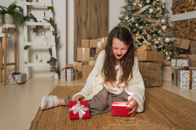 Frohe Weihnachten Xmas Urlaub. Teenager-Mädchen Auspacken öffnen Geschenk-Box in der Nähe von Weihnachtsbaum. Teen kid Kind im Wohnzimmer mit Weihnachtsbaum öffnen Geschenk-Box mit Überraschung Gesicht. Heiligabend zu Hause. Merry Christmas Xmas holiday. Teenage girl unpacking open up gift box near Christmas tree. Teen kid child in living room with Christmas tree opening gift box with surprise face. Christmas eve at home (License=RF) ,model released, Symbolfoto Copyright: xZoonar.com IuliiaxZavalishinax 24081802 ,model released, Symbolfoto ,property released