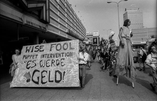 Wise Fool Puppet Deutschland, Berlin, 1.8.1992, Wise Fool Puppet Intervention, Straßentheater aus San Francisco, unter dem Motto: Es werde Geld, Â *** Wise Fool Puppet Germany, Berlin, 1 8 1992, Wise Fool Puppet Intervention, street theater from San Francisco, under the motto Let there be money, Â