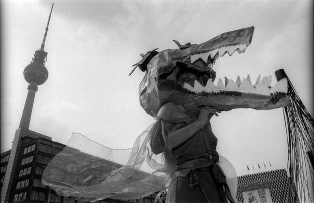 Wise Fool Puppet Deutschland, Berlin, 1.8.1992, Wise Fool Puppet Intervention, Straßentheater aus San Francisco, unter dem Motto: Es werde Geld, Krokodil, Fernsehturm, Â *** Wise Fool Puppet Germany, Berlin, 1 8 1992, Wise Fool Puppet Intervention, street theater from San Francisco, under the motto Es werde Geld, Krokodil, Fernsehturm, Â