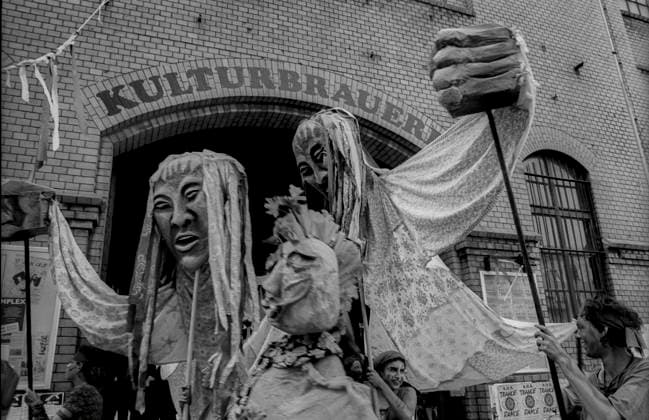 Wise Fool Puppet Deutschland, Berlin, 1.8.1992, Wise Fool Puppet Intervention, Straßentheater aus San Francisco, unter dem Motto: Es werde Geld, Kulturbrauerei, Â *** Wise Fool Puppet Germany, Berlin, 1 8 1992, Wise Fool Puppet Intervention, street theater from San Francisco, under the motto Es werde Geld, Kulturbrauerei, Â