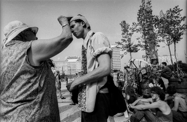 Wise Fool Puppet Deutschland, Berlin, 1.8.1992, Wise Fool Puppet Intervention, Straßentheater aus San Francisco, unter dem Motto: Es werde Geld, auf dem Alexanderplatz - Begegnung mit einer Bürgerin, Â *** Wise Fool Puppet Germany, Berlin, 1 8 1992, Wise Fool Puppet Intervention, street theater from San Francisco, under the motto Let there be money, on Alexanderplatz meeting with a citizen, Â