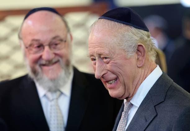 Entertainment Themen der Woche KW43 King Charles III Visits The Jewish Community In Manchester MANCHESTER, ENGLAND - OCTOBER 20: King Charles III during a visit to Heaton Park Hebrew Congregation Synagogue on October 20, 2025 in Manchester, England. The King is visiting Manchester to show his support for the Jewish community in the city, following the attack at Heaton Park Hebrew Congregation Synagogue on October 02., Credit:Chris Jackson Avalon United Kingdom, England, Manchester  Copyright: xChrisxJacksonx xAvalonx 1046944865