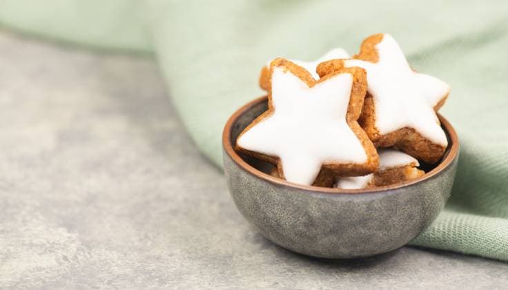Zimtsterne, Zimtsterne traditionelles deutsches Weihnachtsgebäck, Lebkuchen mit Anisgewürz für die Winterferien Cinnamon stars, Zimtsterne traditional german christmas cookies, gingerbread with anise spice for winter holidays (License=RF) Copyright: xZoonar.com BeritxKesslerx 24084205