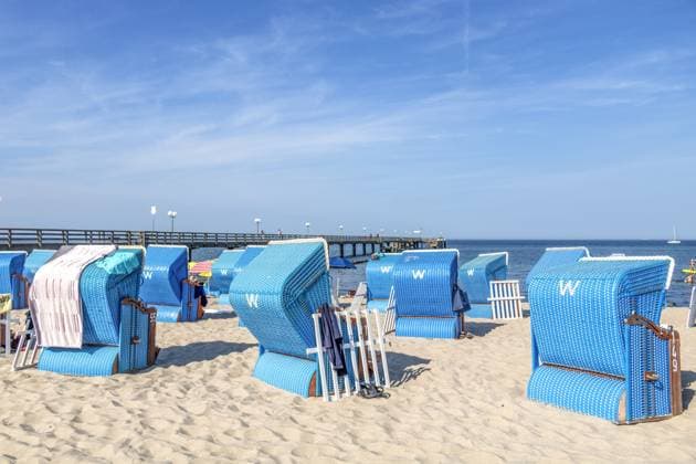 kühlungsborn, deutschland - blaue strandkörbe mit seebrücke kühlungsborn, deutschland - blaue strandkörbe mit seebrücke (License=RF) Copyright: xZoonar.com ArTox 23978467
