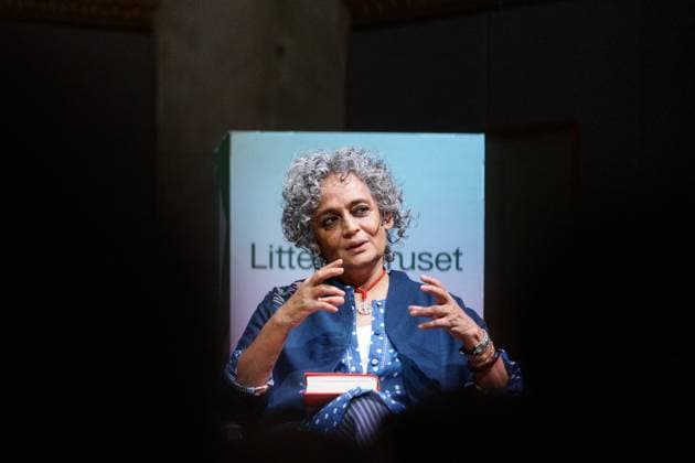 Entertainment Themen der Woche KW43 Arundhati Roy presenterer sin nye bok Oslo 20251020. Den indiske forfatteren og aktivisten Arundhati Roy presenterer sin nye bok Min havn og min storm i Universitetets aula. Foto: Jonas Been Henriksen NTB Oslo Norge 9uJELZFahGc EDITORIAL USE ONLY Ref:_ENT9uJELZFahGc.jpg *** Arundhati Roy presents her new book Oslo 20251020 Indian author and activist Arundhati Roy presents her new book My Harbour and My Storm in the Universitys auditorium Photo Jonas Been Henriksen NTB Oslo Norway 9uJELZFahGc EDITORIAL USE ONLY Ref ENT9uJELZFahGc jpg  Copyright: xJonasxBeenxHenriksenx xNTBx