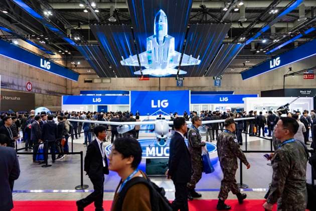ADEX 2025 Opens In Goyang With Record Global Participation Military officials and visitors from various countries tour the LIG booth during the Seoul International Aerospace and Defense Exhibition (ADEX 2025) at KINTEX in Ilsan, Goyang, South Korea, on October 20, 2025. The biennial event runs from October 20 to 24 and marks its largest edition this year, featuring 600 companies from 35 countries. Seoul Seoul South Korea  Copyright: xChrisxJungx originalFilename: jung-adex2025251020_npx0v.jpg