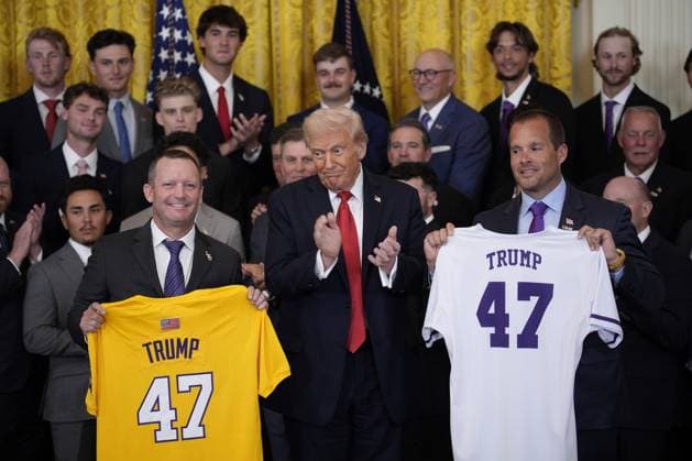 News Themen der Woche KW 43 LSU Tigers baseball head coach Jay Johnson (L) and LSU-Shreveport Pilots baseball head coach Brad Neffendorf (R) present President Donald Trump (C) with jerseys during an event where he welcomed the teams to the White House in Washington, DC on Monday, October 20, 2025. The LSU Tigers won its eight national championship, their second in the past three years, this summer. The LSU-Shreveport Pilots, the NAIA champions, finished the 2025 season undefeated after going 59-0.  WASP20251020127 YurixGripas