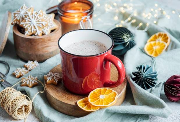 Heißer Weihnachtskakao in der roten Tasse Heißer Weihnachtskakao in der roten Tasse (License=RF) Copyright: xZoonar.com OlenaxRudox 23858000