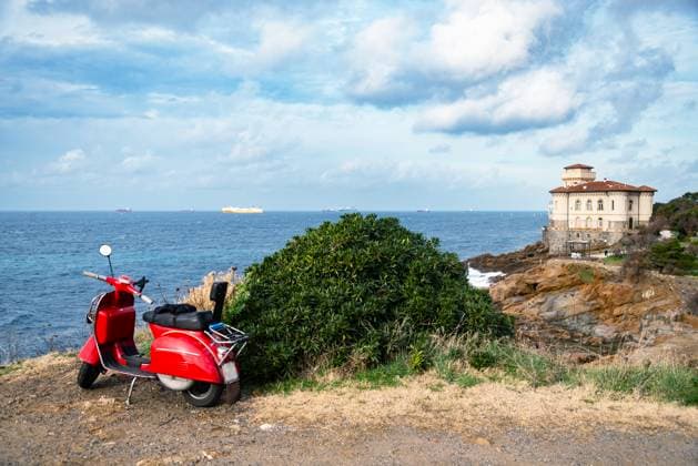Vespa-Roller über die Sandsteinfelsen von Romito während einer Wintersaison. Livorno, Region Toskana, Italien, Europa Vespa scooter over the sandstone rocks of Romito during a winter season in Livorno, Tuscany region, Italy, Europe (License=RM) Copyright: xZoonar.com EnricoxDellaxPietrax 23985553