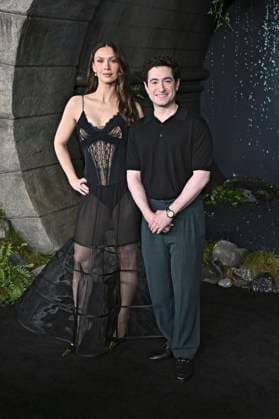 Alixandra von Renner und Jason Fuchs bei der Premiere der HBO-Serie It: Welcome to Derry auf dem Warner Bros. Studio Gelnnde. Burbank, 20.10.2025