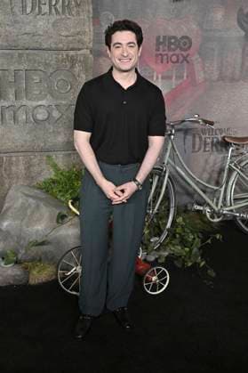 Jason Fuchs bei der Premiere der HBO-Serie It: Welcome to Derry auf dem Warner Bros. Studio Gelnnde. Burbank, 20.10.2025