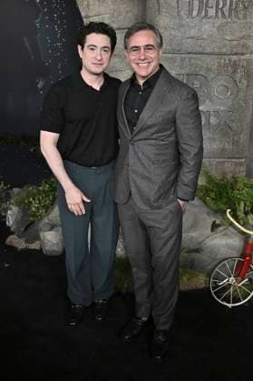 Jason Fuchs und Brad Kane bei der Premiere der HBO-Serie It: Welcome to Derry auf dem Warner Bros. Studio Gelnnde. Burbank, 20.10.2025