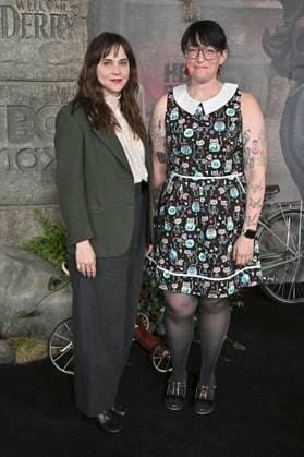 Fiona Dourif und Katie Hacker bei der Premiere der HBO-Serie It: Welcome to Derry auf dem Warner Bros. Studio Gelnnde. Burbank, 20.10.2025