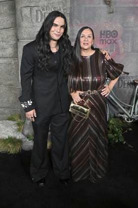 Joshua Odjick mit Mutter Brenda Odjick bei der Premiere der HBO-Serie It: Welcome to Derry auf dem Warner Bros. Studio Gelnnde. Burbank, 20.10.2025