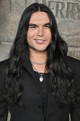 Joshua Odjick bei der Premiere der HBO-Serie It: Welcome to Derry auf dem Warner Bros. Studio Gelnnde. Burbank, 20.10.2025
