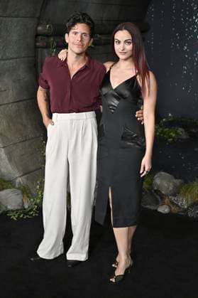 Rudy Mancuso und Camila Mendes bei der Premiere der HBO-Serie It: Welcome to Derry auf dem Warner Bros. Studio Gelnnde. Burbank, 20.10.2025