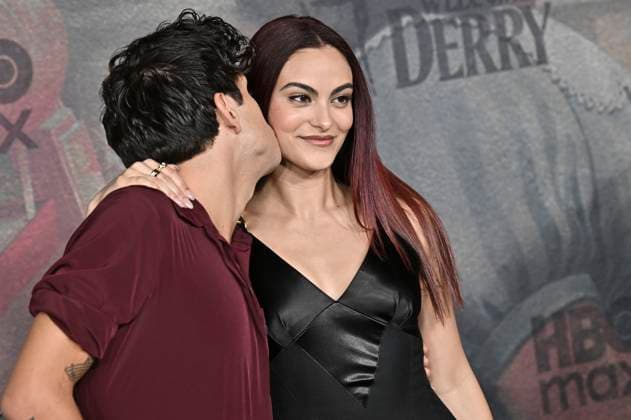 Rudy Mancuso und Camila Mendes bei der Premiere der HBO-Serie It: Welcome to Derry auf dem Warner Bros. Studio Gelnnde. Burbank, 20.10.2025