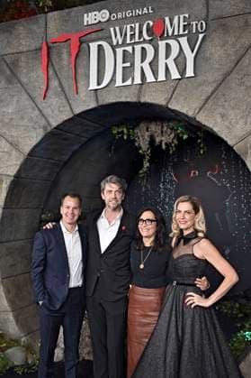 Casey Bloys, Andy Muschietti, Sarah Aubrey und Barbara Muschietti bei der Premiere der HBO-Serie It: Welcome to Derry auf dem Warner Bros. Studio Gelnnde. Burbank, 20.10.2025