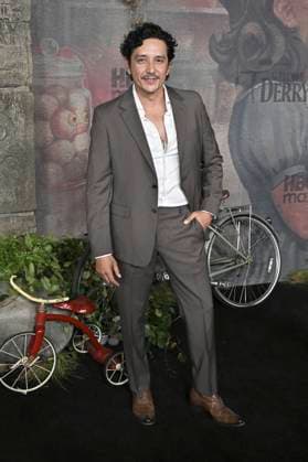 Gabriel Luna bei der Premiere der HBO-Serie It: Welcome to Derry auf dem Warner Bros. Studio Gelnnde. Burbank, 20.10.2025