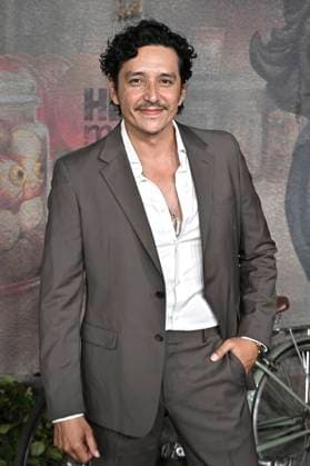 Gabriel Luna bei der Premiere der HBO-Serie It: Welcome to Derry auf dem Warner Bros. Studio Gelnnde. Burbank, 20.10.2025