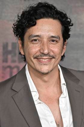 Gabriel Luna bei der Premiere der HBO-Serie It: Welcome to Derry auf dem Warner Bros. Studio Gelnnde. Burbank, 20.10.2025