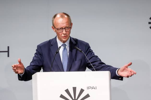 News Themen der Woche KW 43 Bundeskanzler Friedrich Merz. Spatenstich fnr Deutschlands Vorzeigeprojekt bei Knnstlicher Intelligenz. Der Innovation Park Artficial Intelligence (IPAI) in Heilbronn soll zum weltweiten Zentrum der Knnstlichen Intelligenz werden. Das Land Baden-Württemberg stellt eine Anschubfinanzierung von 50 Millionen Euro zur Verfngung. Ebenfalls 50 Millionen Euro kommen von der Dieter-Schwarz-Stiftung (Lidl, Kaufland). 5000 Arbeitsplntze werden im Campus geschaffen. 21.10.2025, Heilbronn, Baden-Württemberg, Deutschland *** Federal Chancellor Friedrich Merz Groundbreaking ceremony for Germanys flagship artificial intelligence project The Innovation Park Artficial Intelligence IPAI in Heilbronn is to become the global center of artificial in