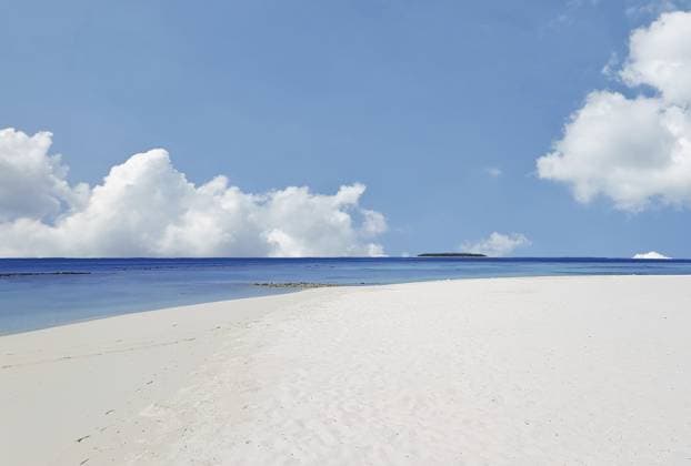 Weißer Sand und Türkises Wasser am Indischen Ozean Strand auf den Malediven White sand and turquoise waters on the Indian Ocean beach in the Maldives White sand and turquoise water on the Indian Ocean beach in the Maldives White sand and turquoise waters on the Indian Ocean beach in the Maldives Copyright: imageBROKER VolkerxSchlichting ibxiqx14796039.jpg