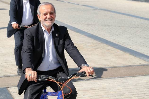 News Themen der Woche KW 43 October 21, 2025, Tehran, Iran: Iranian President MASOUD PEZESHKIAN riding a bicycle alongside local officials during a visit to Isfahan to promote sports and a healthy lifestyle. Tehran Iran - ZUMAi98_ 20251021_zih_i98_004 Copyright: xIranianxPresidencyx