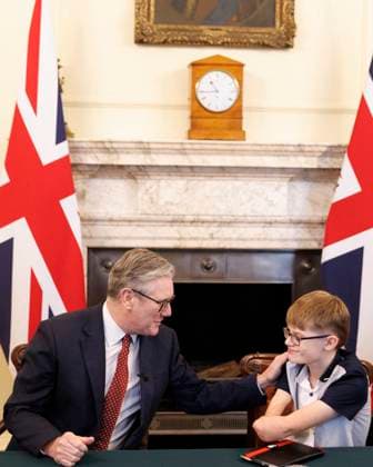 Prime Minister Keir Starmer hosts Pride of Britain Reception 21 10 2025. London, United Kingdom. Prime Minister Keir Starmer speaks with Luke Mortimer as he hosts a reception for award winners and families from the Pride of Britain in 10 Downing Street., Credit:Simon Dawson Avalon United Kingdom, Greater London, London, 10 Downing Street  Copyright: xSimonxDawsonx xAvalonx 1047185405