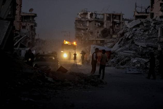 News Themen der Woche KW 43 Palestinians walk among the rubble of destroyed buildings in Khan Yunis Palestinians walk among the rubble of destroyed buildings in Khan Yunis, Gaza on October 21, 2025. Palestinians returned to their homes after the Israeli army withdrew from the area, and their daily struggle continues under harsh conditions. Photo by Omar Ashtawy apaimages Gaza city Gaza Strip Palestinian Territory 211025_Khan_Yunis_OSH_1_00(17) Copyright: xapaimagesxOmarxAshtawyx xapaimagesx