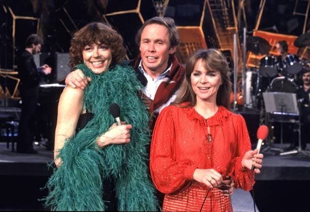 ARCHIV: Cornelia Froboess Schlagersängerin, Schauspielerin und Synchronsprecherin Cornelia Froboess , Lill Lindfors und Peter Kraus in Sagen Sie doch Lill zu mir , 1982 ARCHIVAUFNAHME, Datum geschätzt 20250204JWM0072 *** ARCHIVE Cornelia Froboess pop singer, actress and dubbing actress Cornelia Froboess , Lill Lindfors and Peter Kraus in Sagen Sie doch Lill zu mir , 1982 ARCHIVAUFNAHME, date estimated 20250204JWM0072