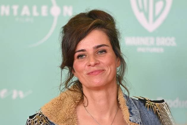 Nora TSCHIRNER (Schauspielerin), Einzelbild,angeschnittenes Einzelmotiv,Portrait,Portraet. Weltpremiere von NO HIT WONDER am 21.10.2025 im Mathaeser Kino in Muenchen.