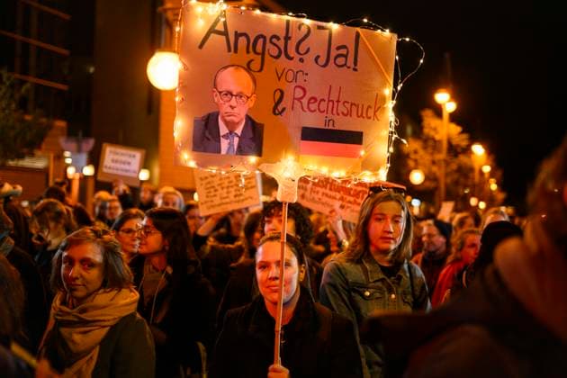 News Themen der Woche KW 43 Wir sind die Töchter Kundgebung in Berlin Nach den umstrittenen Stadtbild -Äußerungen von Bundeskanzler Friedrich Merz (CDU) haben am 21.10.2025 Tausende Menschen in vor der Parteizentrale der CDU in Berlin protestiert. Die Polizei sprach von ca. 2000, die Veranstalter von ca. 7500 Menschen. Zu der Veranstaltung unter dem Motto Feministische Kundgebung: Wir sind die Töchter hatte das Bündnis Zusammen gegen Rechts aufgerufen., Berlin Berlin Deutschland Charlottenburg-Wilmersdorf *** We are the daughters rally in Berlin After the controversial cityscape statements by Chancellor Friedrich Merz CDU, thousands of people protested in front of the CDU party headquarters in Berlin on 21 10 2025 The police spoke of about 2000, the organize