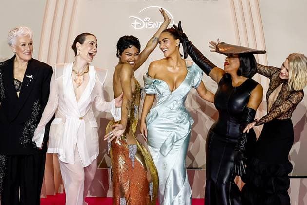 Kim Kardashian celebrates her birthday alongside Glenn Close, Sarah Paulson, Teyana Taylor, Niecy Nash Betts and Naomi Watts at the photocall for the All s Fair Disney Premiere at Maison de la Chimie in Paris, France on October 21, 2025 Cyril Moreau Bestimage All s Fair Disney Premiere at Maison de La Chimie on October 21, 2025 in Paris, France Paris France  Copyright: xCYRILxMOREAUx xBESTIMAGExCYRILxMOREAUx xBESTIMAGEx