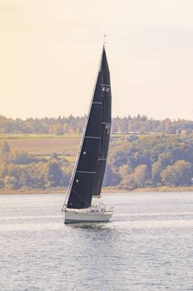 Segelboot in ruhiger Herbstlandschaft entlang der bewaldeten Küste bei sonnigem Wetter, Schiff Fahrt, Bodensee, Deutschland Sailing boat in a quiet autumn landscape along the wooded coast in sunny weather, boat trip, Lake Constance, Germany Copyright: imageBROKER ManuelxKamuf ibxmlk15312523.jpg