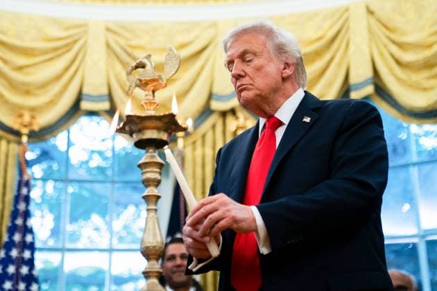 News Themen der Woche KW 43 United States President Donald J Trump lights a diya candle during a Diwali celebration in the Oval Office of the White House in Washington, DC, US, on Tuesday, Oct. 21, 2025. The Kremlin sought to tamp down expectations for a quick summit between Russian President Vladimir Putin and his US counterpart Donald Trump as European leaders urged an immediate ceasefire in the war in Ukraine. Copyright: xAllisonxRobbertx xPoolxviaxCNPx MediaPunchx