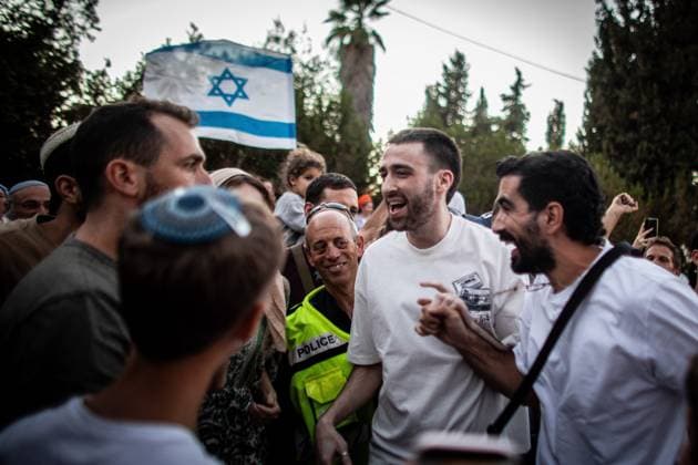 News Themen der Woche KW 43 October 21, 2025, Shilo, Israel: Released hostage Avinatan Or meets well wishers as he arrives at his home at the West Bank settlement of Shilo. Dozens of Israelis gathered in the settlement of Shilo to welcome home former hostage Avinatan Or, who was freed last week after nearly two years in Hamas captivity. Or, abducted from the Nova music festival during the Oct. 7, 2023, attack, was discharged from hospital earlier today. Footage showing militants separating him from his girlfriend, Noa Argamani, who was also taken hostage, became one of the enduring symbols of the assault. Shilo Israel - ZUMAs197 20251021_aaa_s197_310 Copyright: xEyalxWarshavskyx