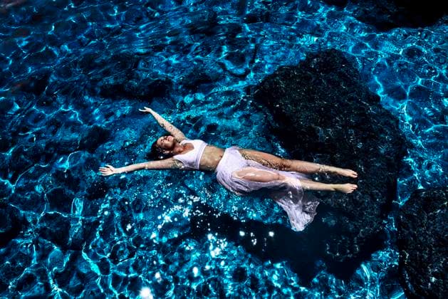 woman floating on back in blue sea water relaxing Hersonissos, Greece CR_YGXJ251020A4EC-1857436-01 ,model released, Symbolfoto