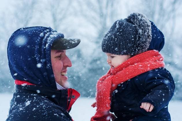 Portrait of father and his daughter during snow fall in the city Corby, England, United Kingdom R_ATMT250522CE-1732579-01 ,model released, Symbolfoto