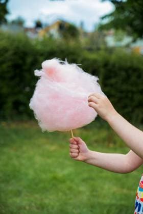 Girl s hand holding pink cotton candy, summer time Corby, England, United Kingdom R_ATMT250610D-1759527-01 ,model released, Symbolfoto