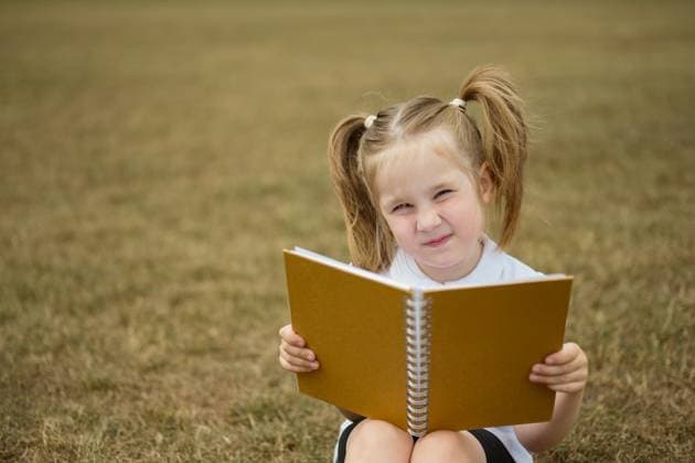 Little 5 years girl with a notebook, back to school concept Corby, England, United Kingdom R_ATMT250721E-1789945-01 ,model released, Symbolfoto
