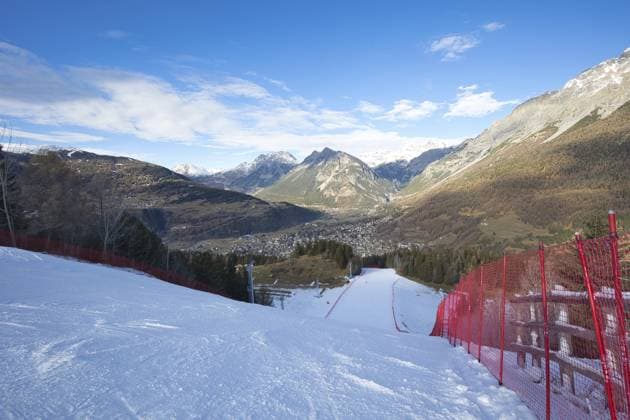 Am Sprung von San Pietro fällt die Skipiste Stelvio steil nach Bormio ab. Die Weltcup-Abfahrt zählt zu den schwierigsten und gefährlichsten Abfahrten der Welt On the jump from San Pietro, the Stelvio ski slope descends steeply to Bormio. The World Cup downhill is one of the most difficult and dangerous downhill runs in the world Copyright: imageBROKER AndreasxDemel ibxasd15402900.jpg