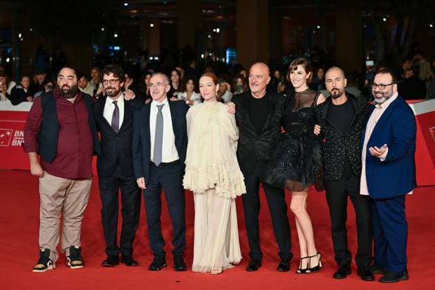 News - Festa del Cinema Roma 2025 icola Nocella, Francesco Montanari, Vito Sinopoli, Cristiana Capotondi, Claudio Bisio, Diana Del Bufalo, a guest and Massimiliano Bruno attends the BEST MOVIE WORLDS red carpet during the 20th Rome Film Festival at Auditorium Parco Della Musica on October 21, 2025 in Rome, Italy. Rome Auditorium Parco della Musica Italy Copyright: xDomenicoxCippitellix xLiveMediax LPN_2094374
