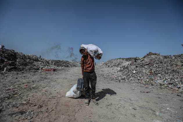 News Themen der Woche KW 43 Garbage continues to accumulate in Gaza City GAZA CITY, GAZA - OCTOBER 21: Palestinian children search for usable objects among piles of trash and rubble in Gaza City, Gaza on October 21, 2025. Garbage continues to accumulate in the streets and near residential areas despite the ceasefire, due to a lack of municipal services and Israeli obstructions. Hamza Z. H. Qraiqea Anadolu Gaza City Gaza. Editorial use only. Please get in touch for any other usage.  Copyright: x2025xAnadoluxHamzaxZ.xH.xQraiqeax
