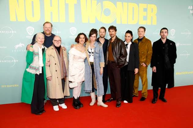 Corinna Kirchhoff, Bernd Hölscher, Udo Samel, Jerusha Wahlen, Nora Tschirner, Florian Dietrich, Florian David Fitz, Jasmin Shakeri, Holger Stockhaus und Aziz Dyab bei der Premiere des Kinofilms No Hit Wonder im Mathäser Filmpalast. München, 21.10.2025