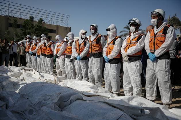 News Themen der Woche KW 43 Palestinians gather near the unidentified bodies as they prepare them for burial at a mass burial site Palestinians gather near the unidentified bodies as they prepare them for burial at a mass burial site, after they were handed over by Israel, amid a ceasefire between Israel and Hamas, at Nasser Hospital in Khan Younis in the southern Gaza Strip, October 22, 2025. Photo by Omar Ashtawy apaimages Khan Younis Gaza Strip Palestinian Territory 221025_Khan_Yunis_OSH_00(24) Copyright: xapaimagesxOmarxAshtawyx xapaimagesx