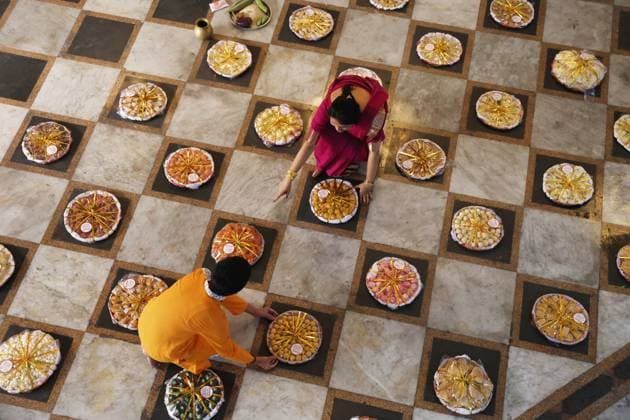 Annakut Festival In Kolkata, India 22 Oct 2025 Devotees prepare and offer a large variety of vegetarian food to Lord Krishna on the occasion of the Annakut or Govardhan Puja festival at Naba Brindaban temple in Kolkata, India, on October 22, 2025. Annakut is celebrated on the first day of the full moon in the Kartik month, where more than 350 dishes of food items are prepared for offering and given to the worshipers. Kolkata India  Copyright: xRupakxDexChowdhurix originalFilename: chowdhuri-notitle251022_npZq5.jpg