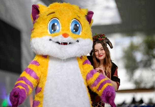 News Themen der Woche KW 43 Spielbotschafterin Mhaire Stritter (Mhaire) mit Maskottchen Meeps am 22.10.2025 Messe SPIEL Essen vom 23.10 - 26.10.2025 in E s s e n Deutschland. Messe *** Play ambassador Mhaire Stritter Mhaire with mascot Meeps on 22 10 2025 SPIEL Essen trade fair from 23 10 26 10 2025 in E s s e n Deutschland Messe