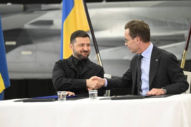 News Themen der Woche KW 43 LINKÖPING, SVERIGE 20251022 Statsminister Ulf Kristersson (M) och Ukrainas president Volodymyr Zelenskyj haller en gemensam pressträff efter sitt möte och besök pa Saab da man bland annat diskuterat försvarssamarbetet. Ukraina vill köpa 100 till 150 Jas Gripen E. En avsiktsförklaring mellan länderna har ingatts, uppger statsminister Ulf Kristersson. LINKÖPING SVERIGE x10080x *** LINKÖPING, SWEDEN 20251022 Prime Minister Ulf Kristersson M and Ukrainian President Volodymyr Zelenskyj hold a joint press briefing after their meeting and visit to Saab when they discussed defense cooperation Ukraine wants to buy 100 to 150 Jas Gripen E A letter of intent between the countries has been signed, says Prime Minister Ulf Kristersson LIN  Copyright: xFredrikxSandberg TTx ZELENSKYJ KRISTERSSON hYFxunmev9c