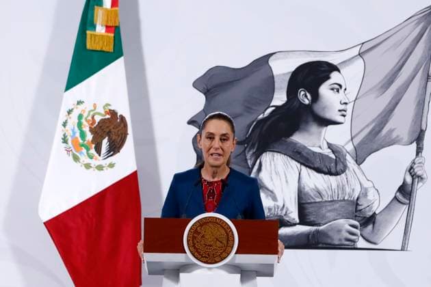 Mexican President Claudia Sheinbaum Pardo, speaks about the progress of the construction of the National Passenger Train Network during a press conference at the National Palace.on October 22, 2025, in Mexico City, Mexico. Mexico City Mexico - ZUMAe321 20251022_zia_e321_004 Copyright: xLuisxBarronx